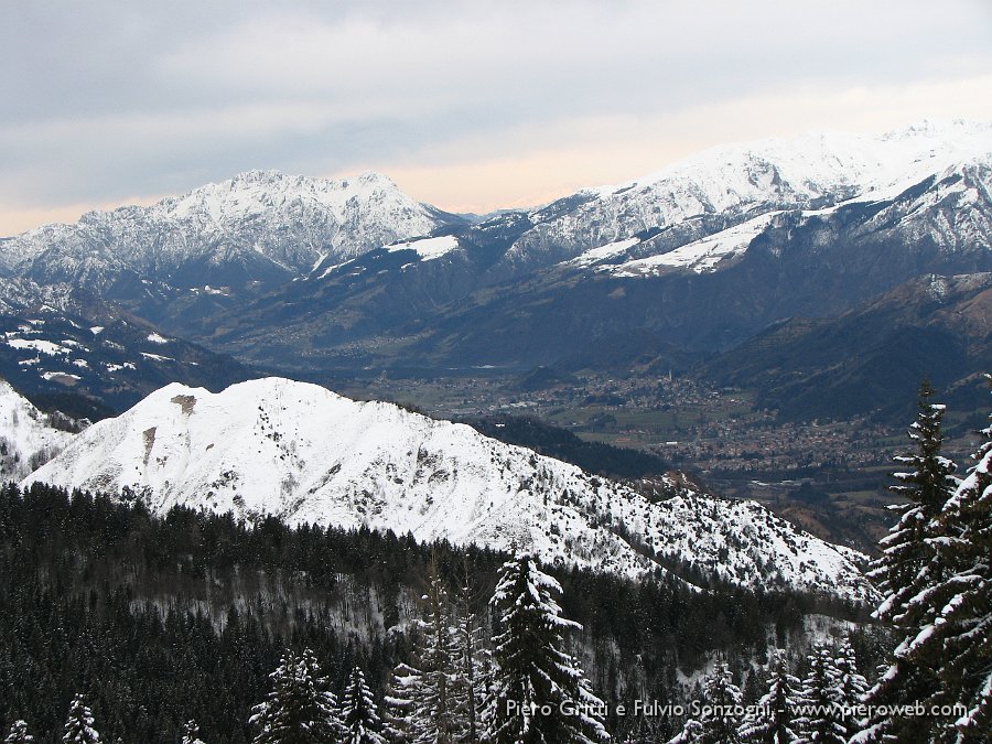 04 Vista verso la Val Seriana e l'Alben.jpg